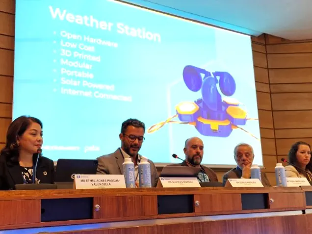 Mesa de debate na sede da UNESCO, em Paris. No telão, o slide “Weather Station” apresenta a estação meteorológica impressa em 3D.